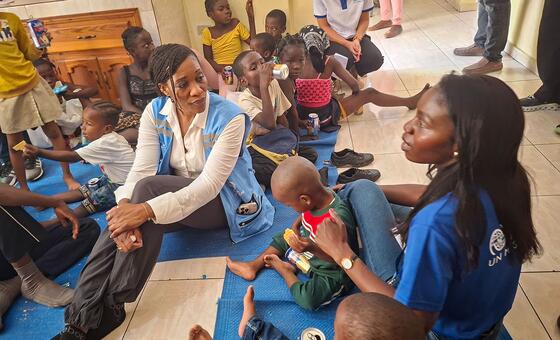 إدم ووسورنو (على اليسار)، مديرة قسم الاستجابة للأزمات التابع للأمم المتحدة للشؤون الإنسانية (أوتشا)، أثناء زيارتها إلى هايتي في مارس 2026.